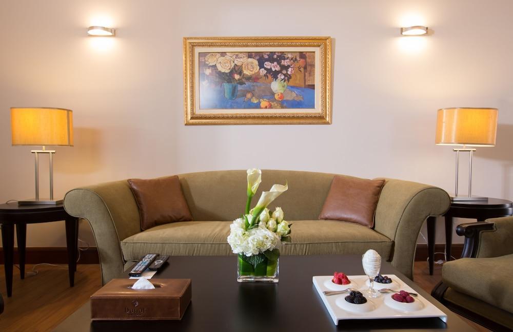 Danat Al Ain Resort Buitenkant foto A living room at the hotel