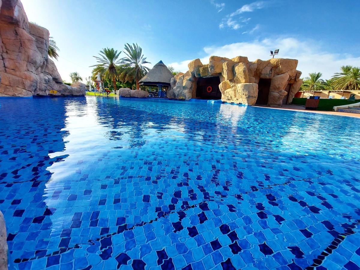 Danat Al Ain Resort Buitenkant foto The swimming pool at the Atlantis Waterpark