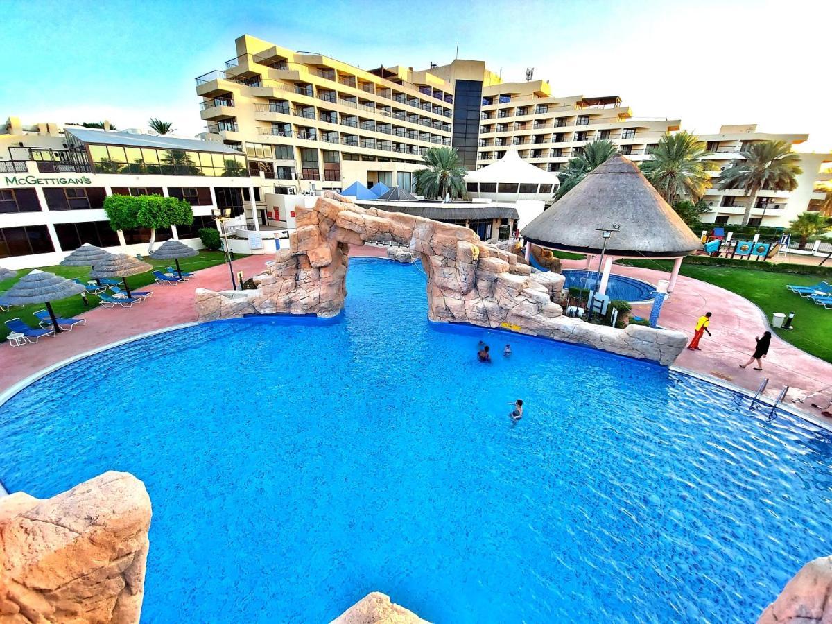 Danat Al Ain Resort Buitenkant foto The swimming pool at the hotel