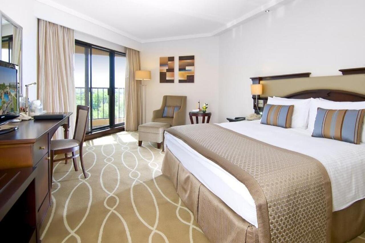 Danat Al Ain Resort Buitenkant foto A room at the Jumeirah Creekside