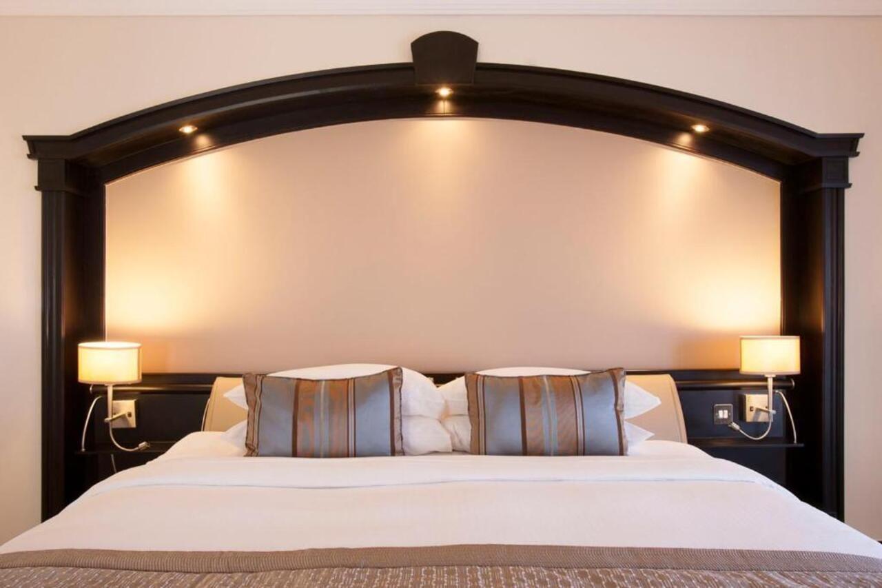 Danat Al Ain Resort Buitenkant foto A bedroom at the hotel