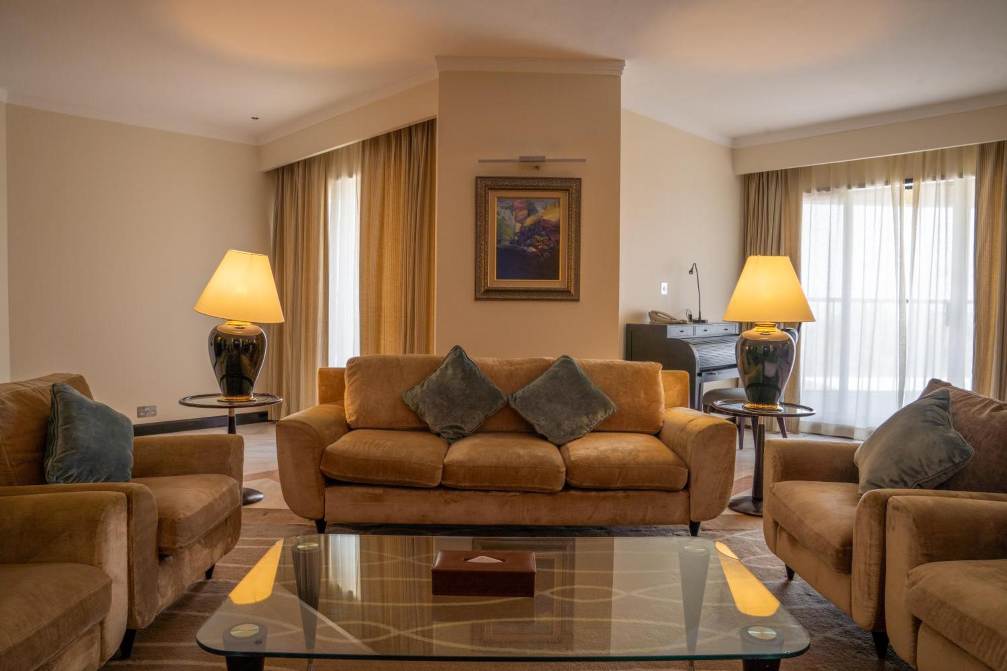 Danat Al Ain Resort Buitenkant foto A living room in a suite at the hotel