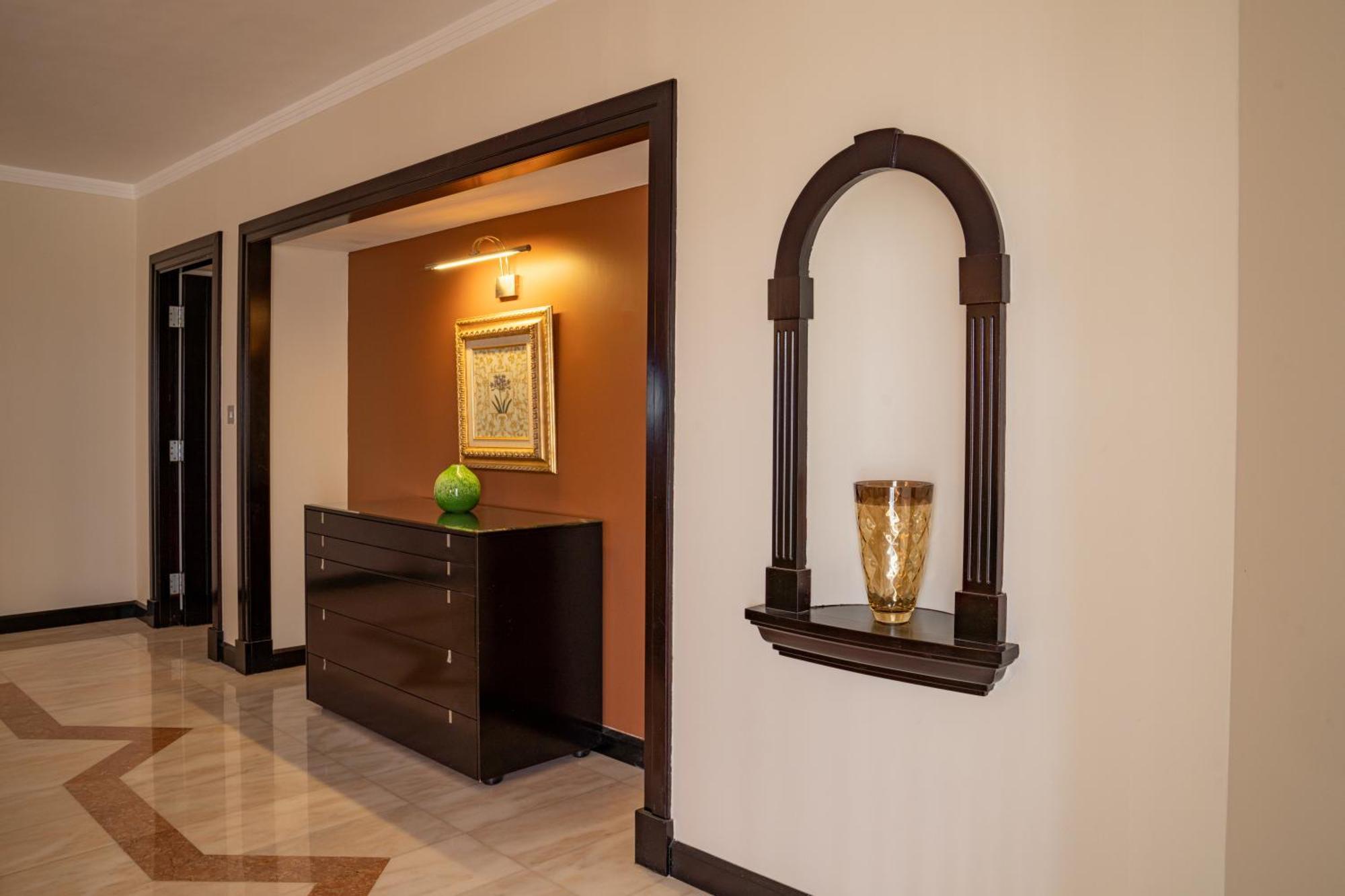 Danat Al Ain Resort Buitenkant foto A wall niche