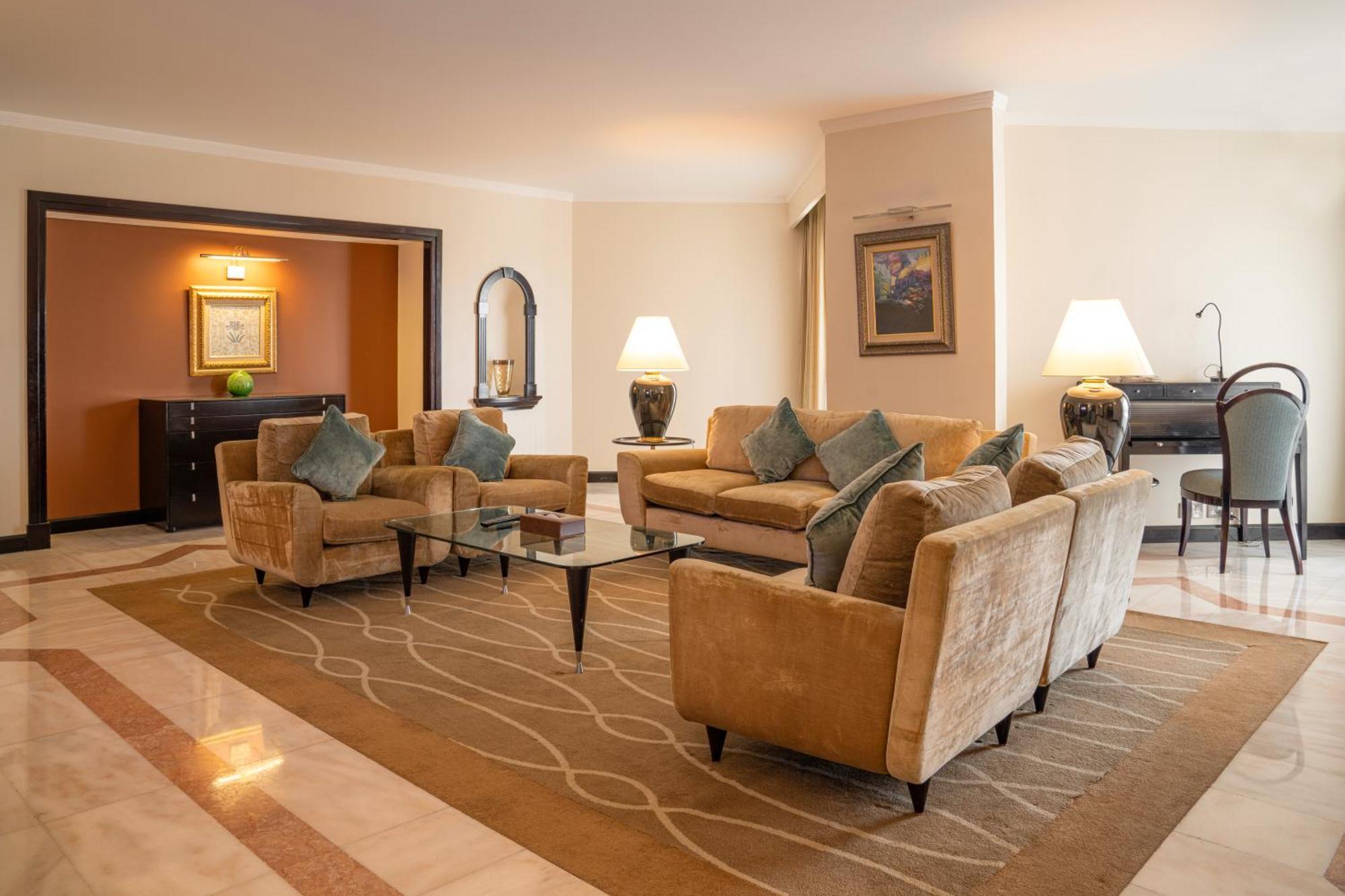 Danat Al Ain Resort Buitenkant foto A living room in a suite at the Jumeirah Emirates Towers Hotel