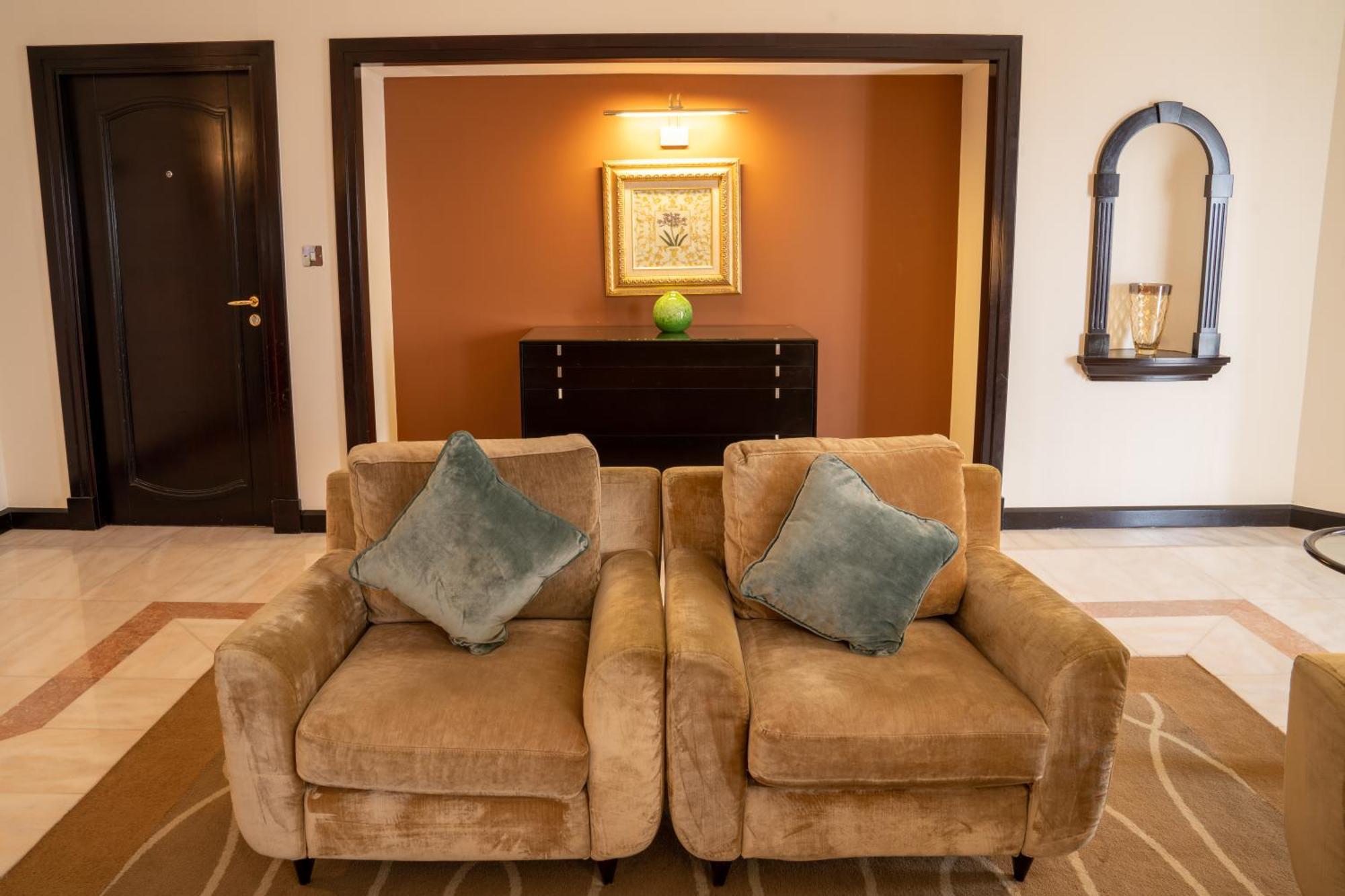 Danat Al Ain Resort Buitenkant foto A sofa