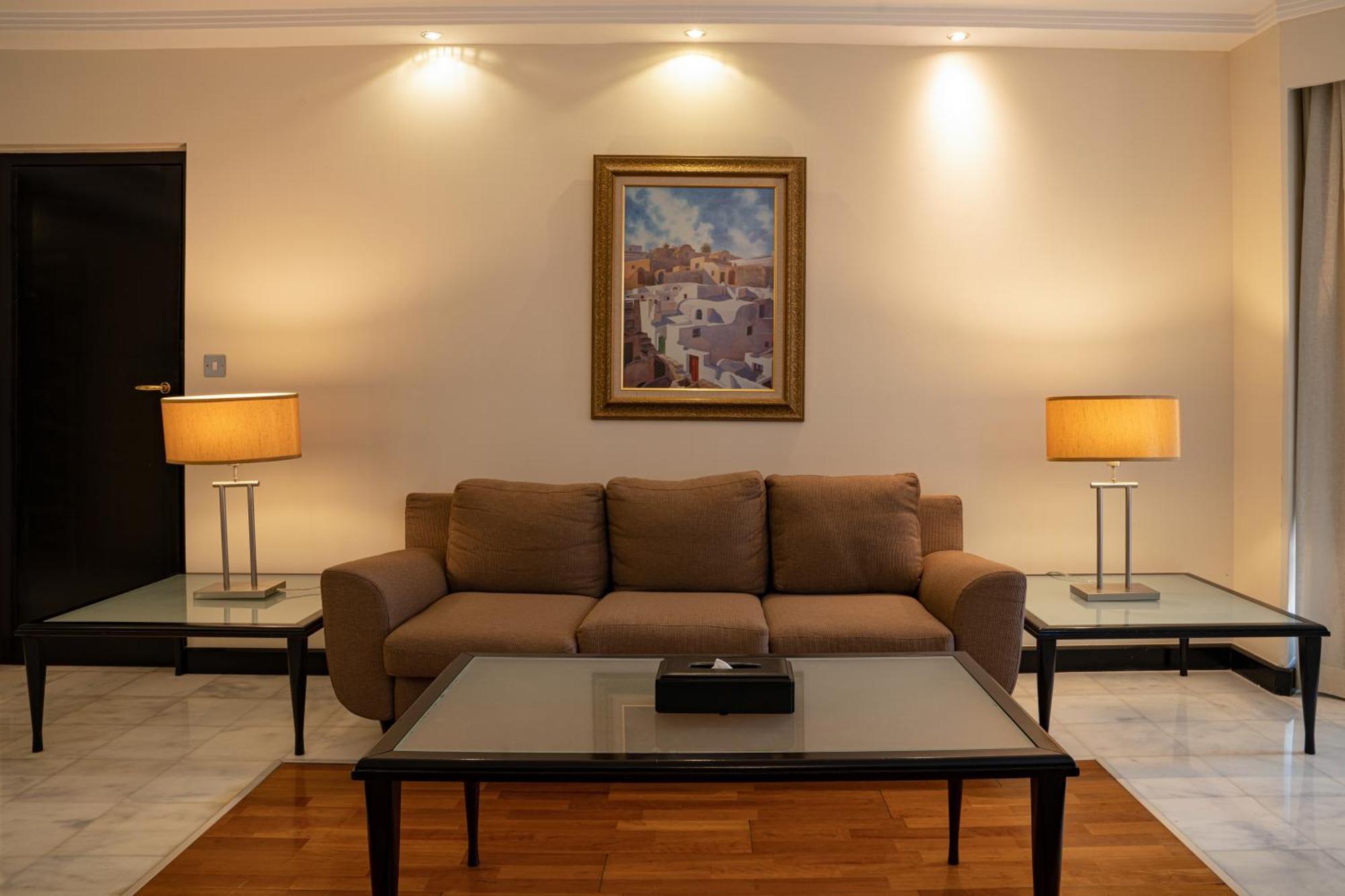 Danat Al Ain Resort Buitenkant foto A living room with a sofa