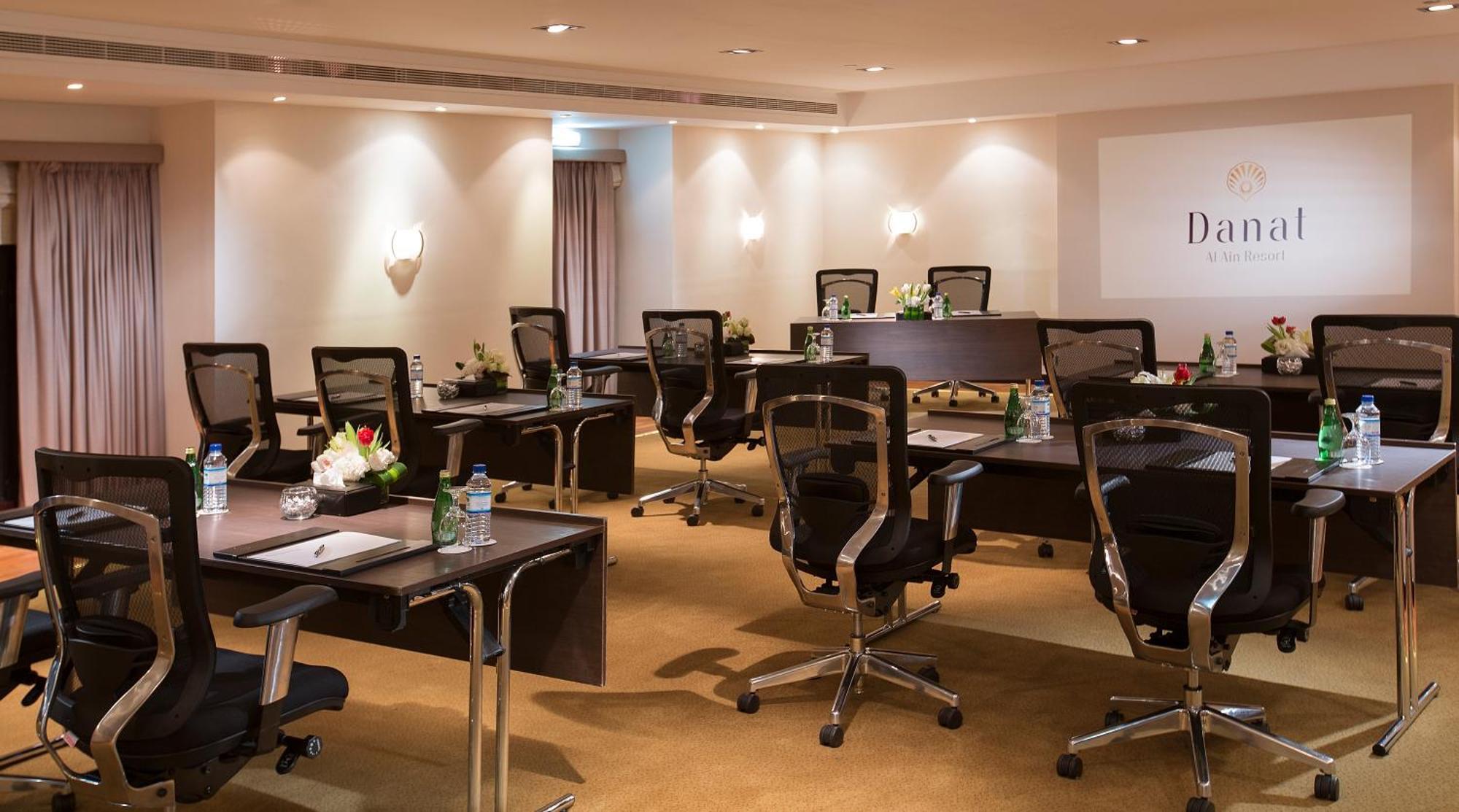 Danat Al Ain Resort Buitenkant foto Meeting room