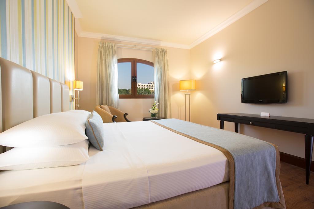 Danat Al Ain Resort Buitenkant foto A room at the hotel