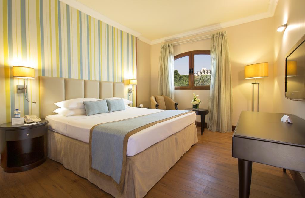 Danat Al Ain Resort Buitenkant foto A room at the hotel