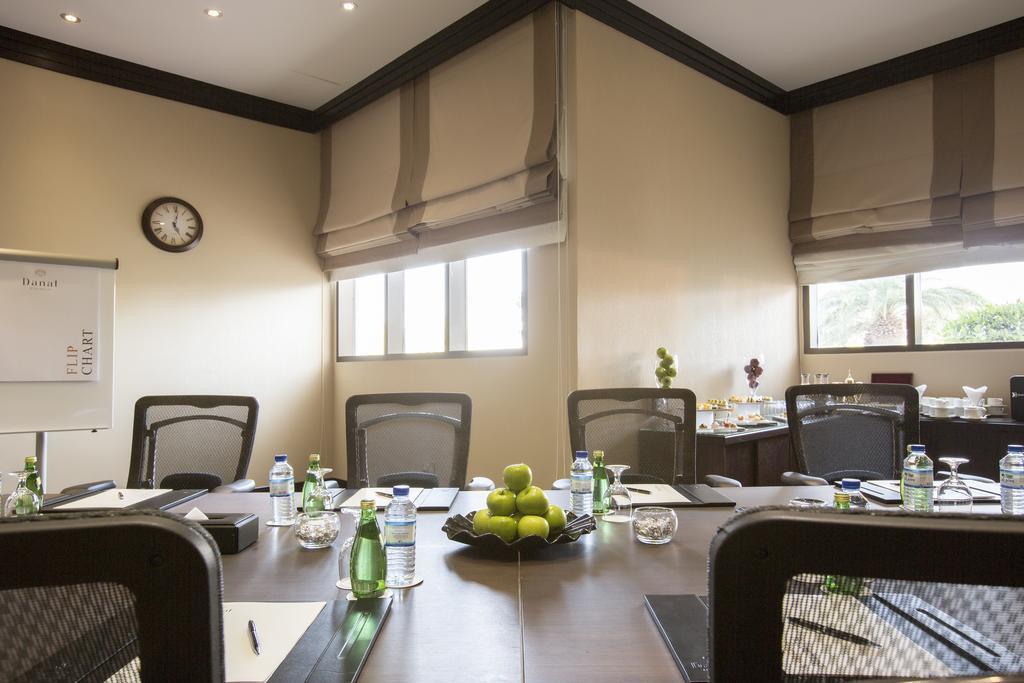 Danat Al Ain Resort Buitenkant foto Meeting room at the hotel