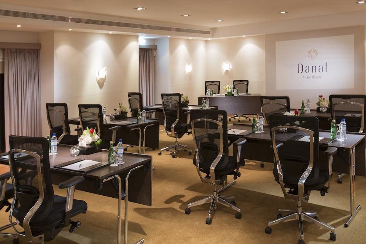 Danat Al Ain Resort Buitenkant foto Meeting room at the hotel