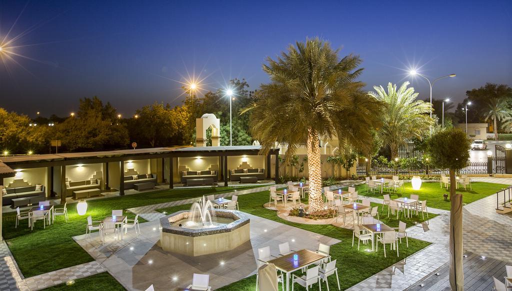 Danat Al Ain Resort Buitenkant foto The park at night