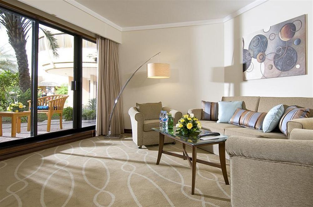 Danat Al Ain Resort Buitenkant foto A living room at the Four Seasons Hotel, Cairo