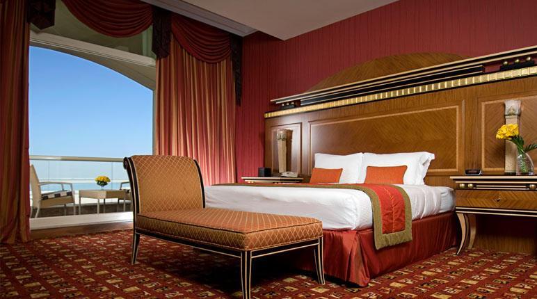 Danat Al Ain Resort Buitenkant foto A bedroom at the Jumeirah Beach Hotel