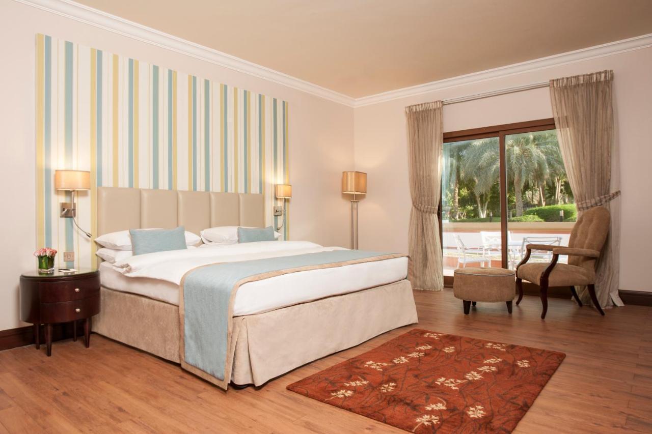 Danat Al Ain Resort Buitenkant foto A bedroom at the hotel
